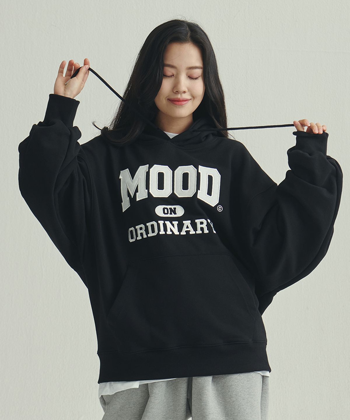 엠오오(MOO) 벌룬오버 로고자수 후드 - 블랙