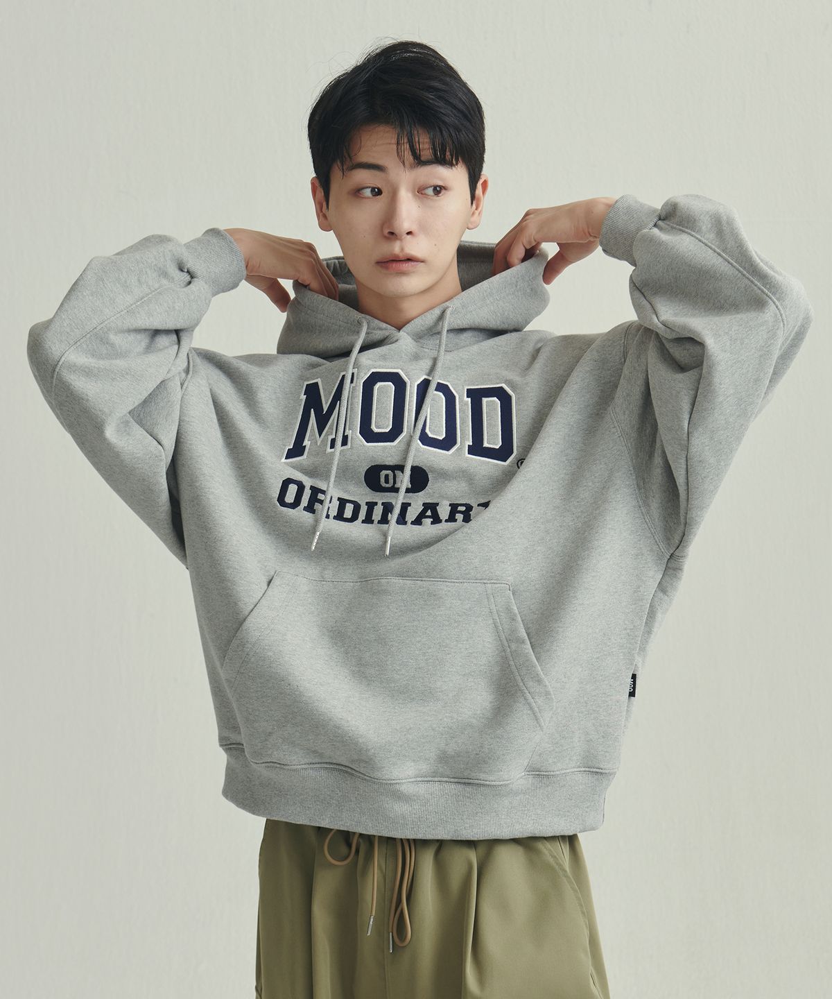 엠오오(MOO) 벌룬오버 로고자수 후드 - 그레이