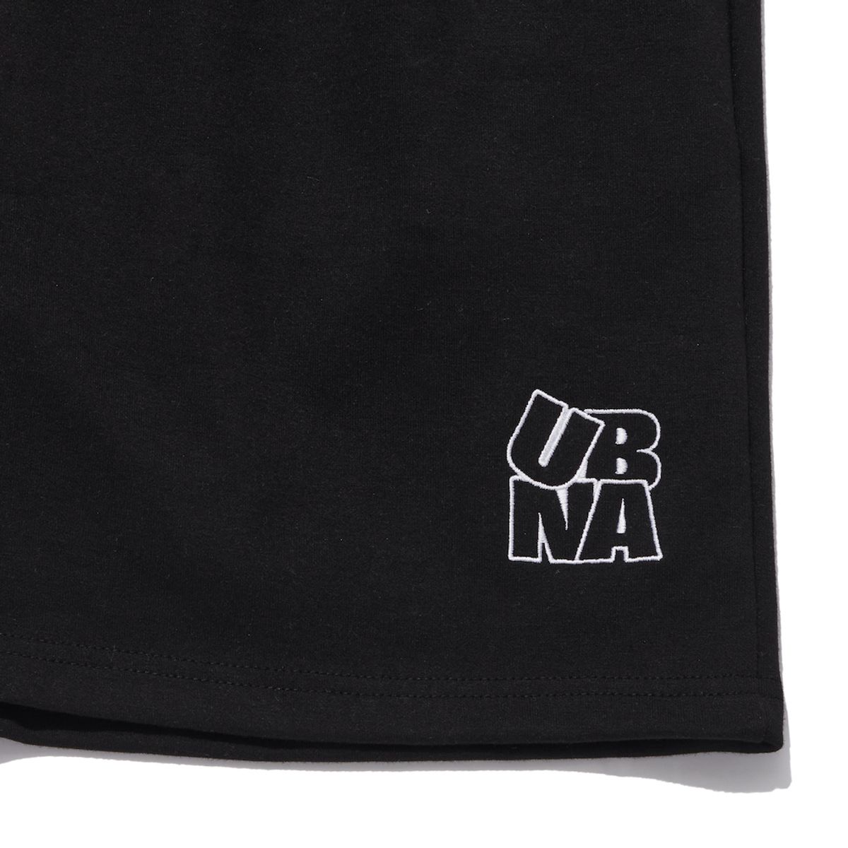 어반에이지(URBANAGE) UBNA 스퀘어 로고 숏 팬츠_블랙