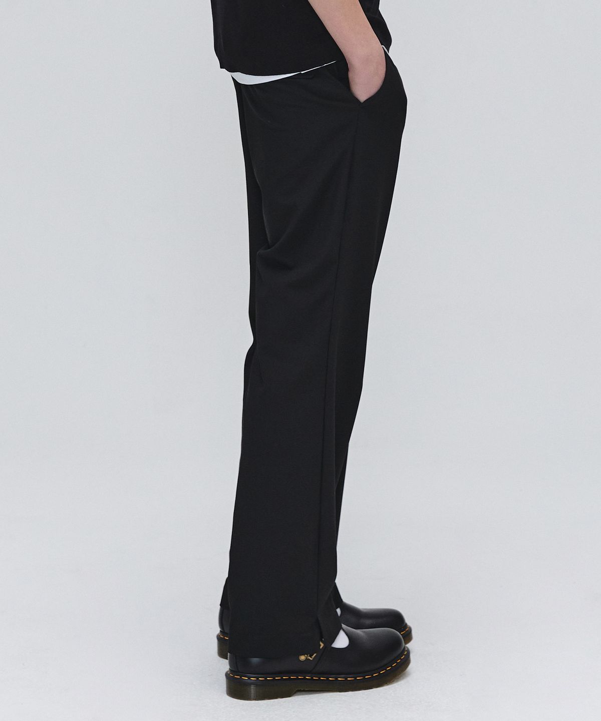 이지오(EZIO) One tuck Semi Wide Slit Pants - Black