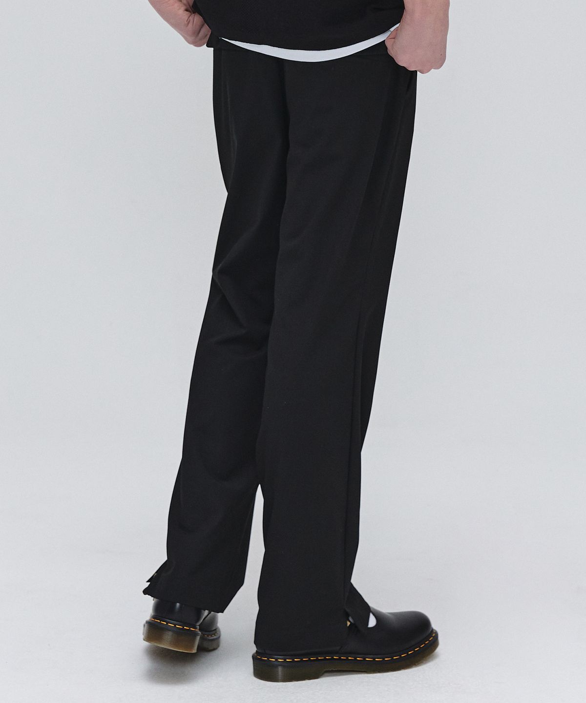 이지오(EZIO) One tuck Semi Wide Slit Pants - Black