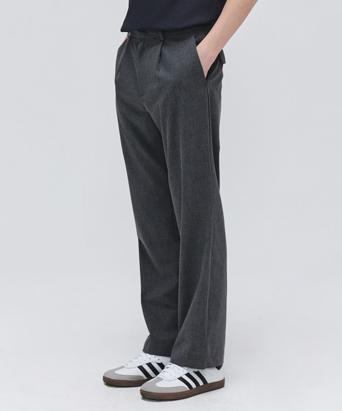 이지오(EZIO) One tuck Semi Wide Slit Pants - Charcoal