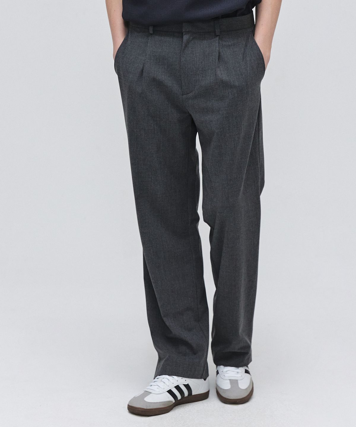 이지오(EZIO) One tuck Semi Wide Slit Pants - Charcoal