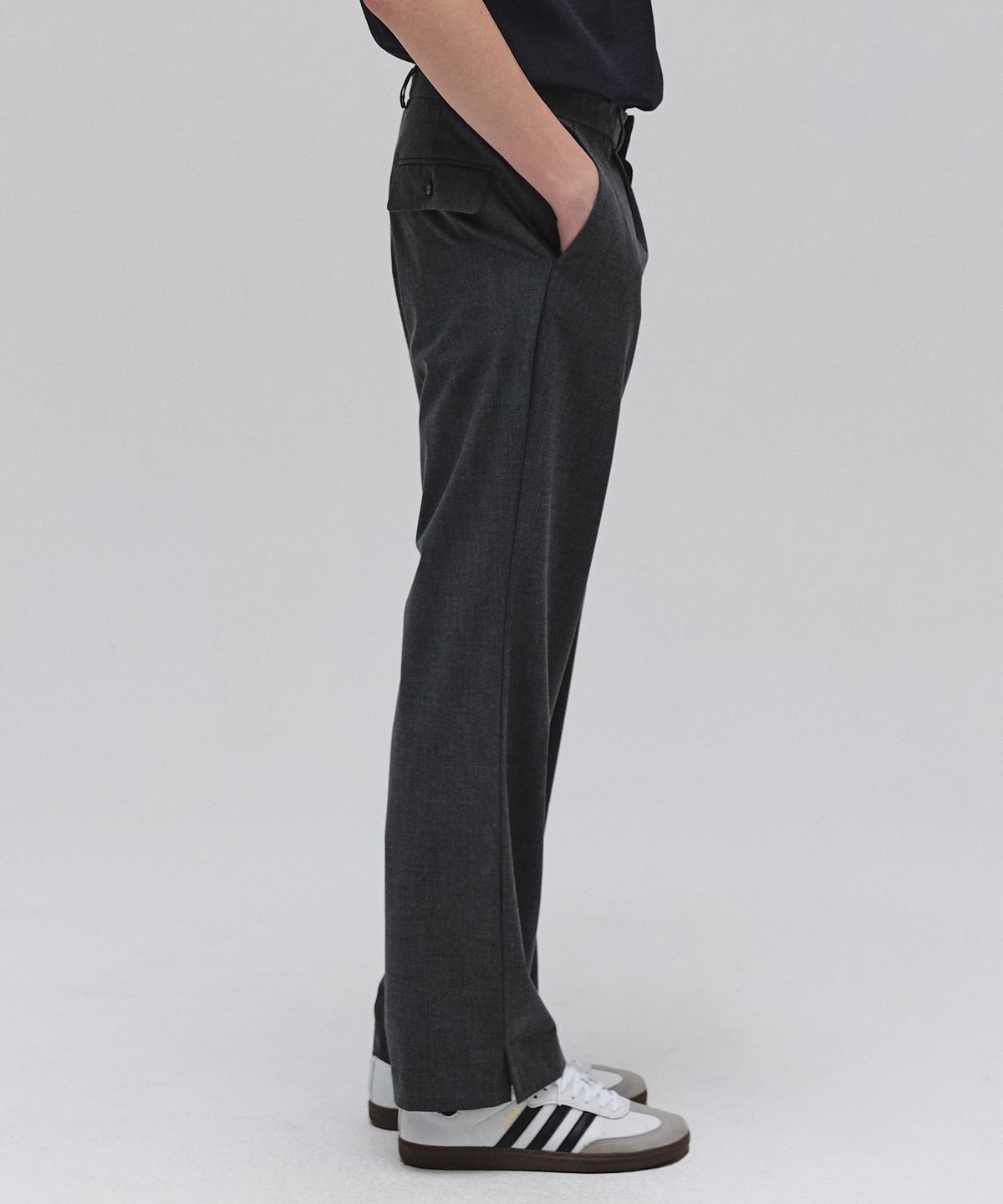이지오(EZIO) One tuck Semi Wide Slit Pants - Charcoal