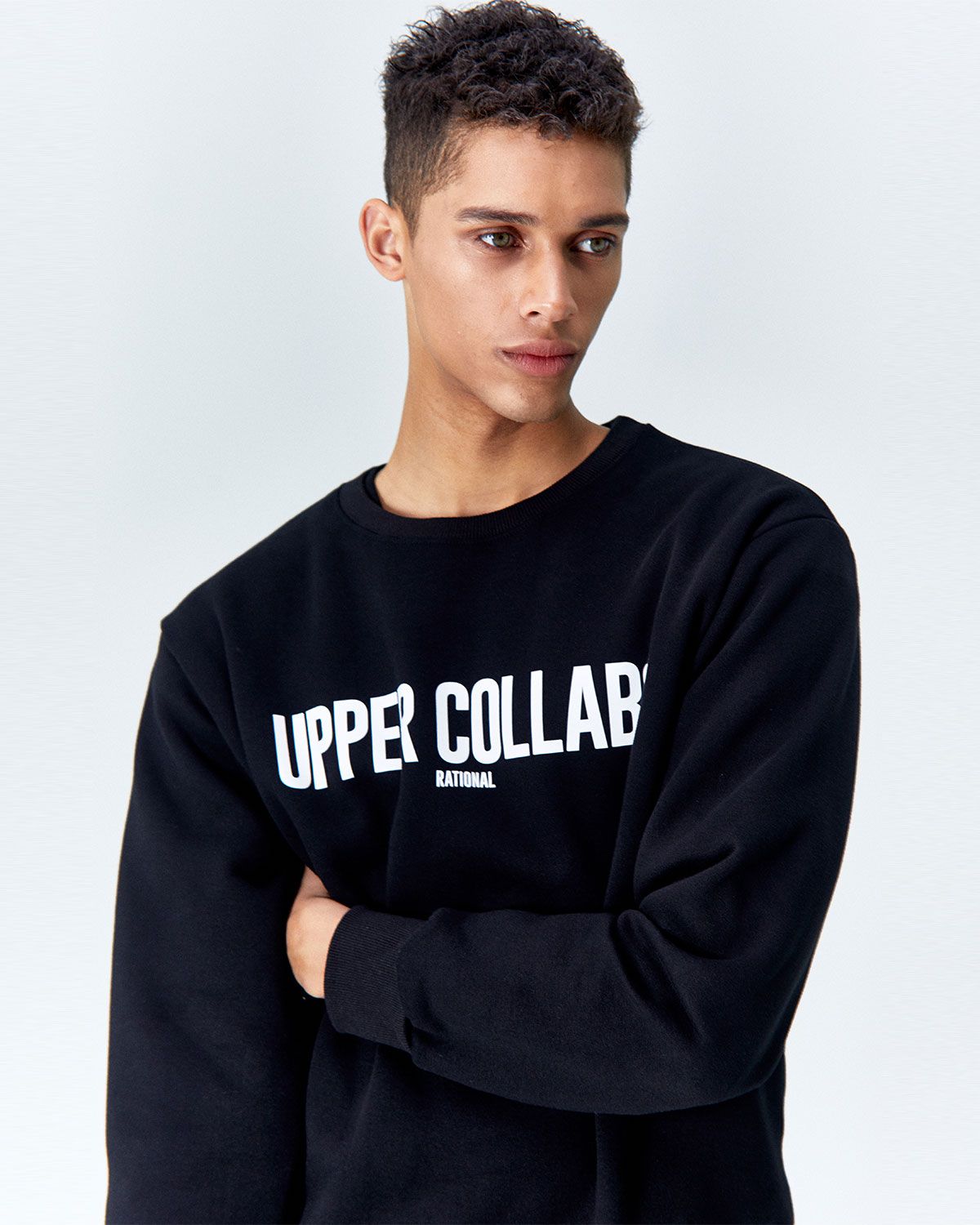 어퍼콜라보(UPPERCOLLABO) 래셔널 스웨트 셔츠 블랙