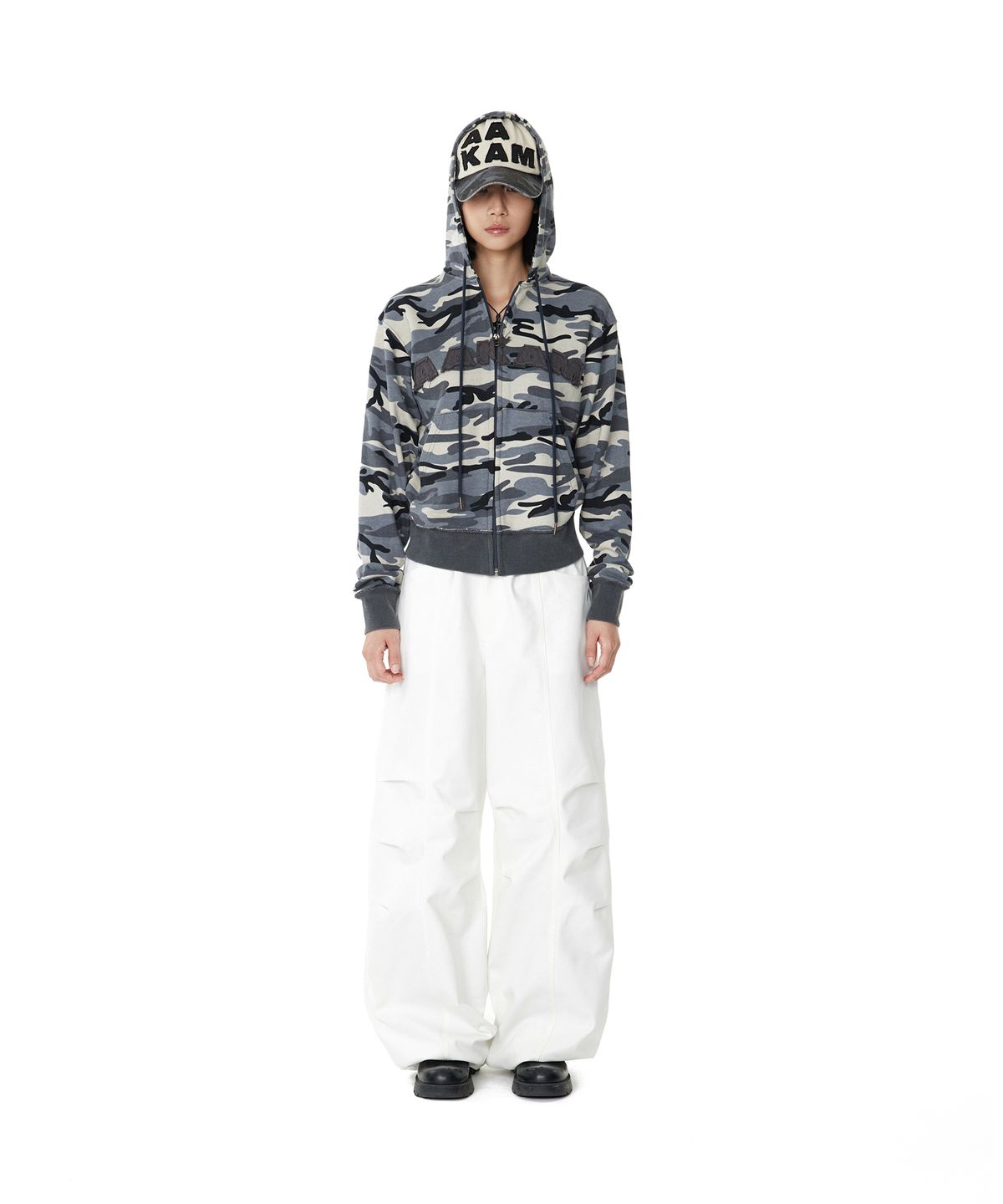 아캄(AAKAM) Knee Pin-tuck Printed Denim Pants (White)