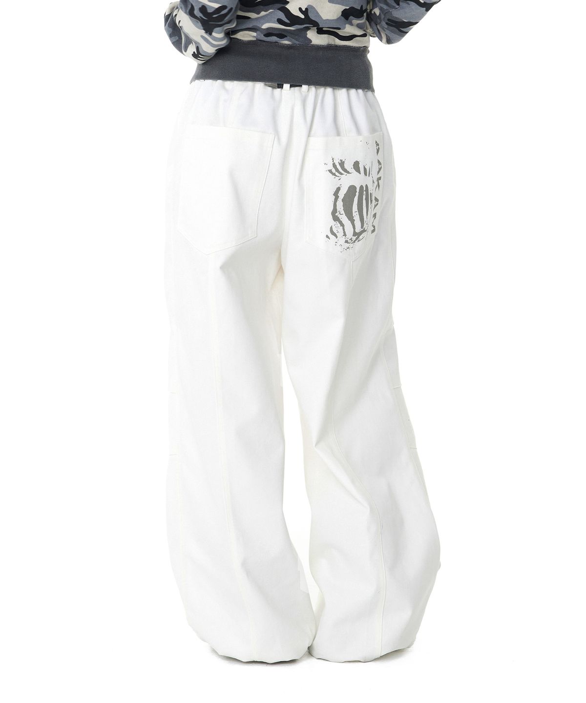 아캄(AAKAM) Knee Pin-tuck Printed Denim Pants (White)