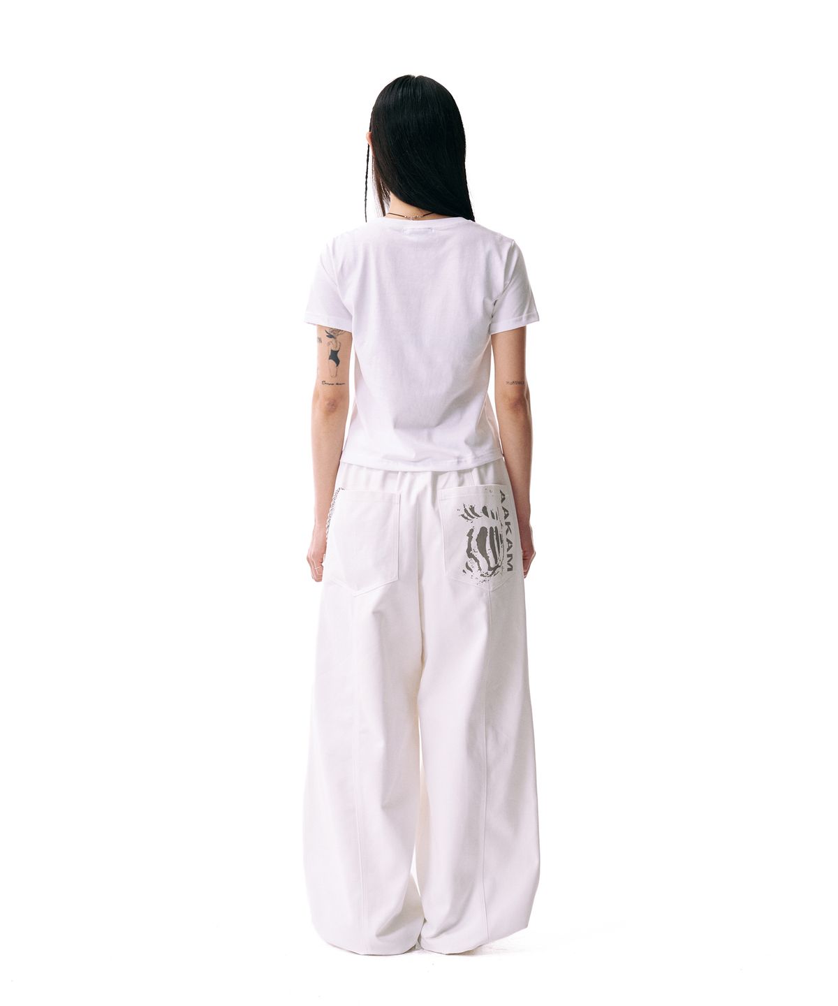 아캄(AAKAM) Knee Pin-tuck Printed Denim Pants (White)