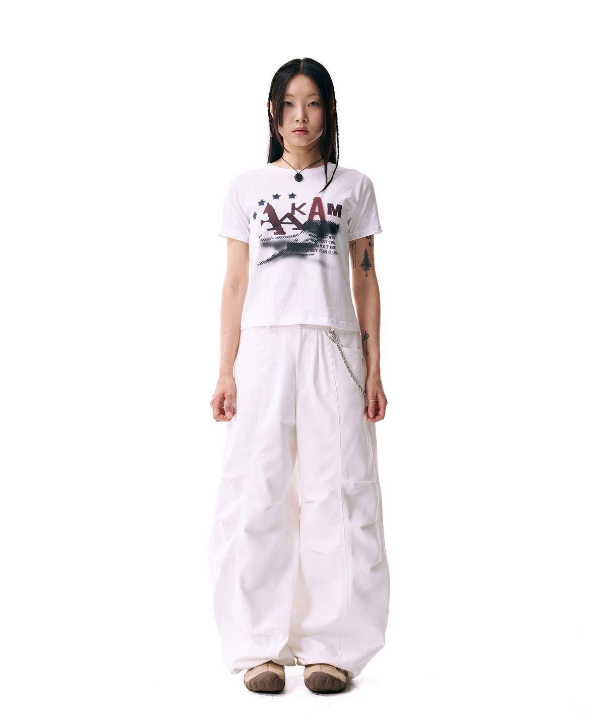 아캄(AAKAM) Knee Pin-tuck Printed Denim Pants (White)
