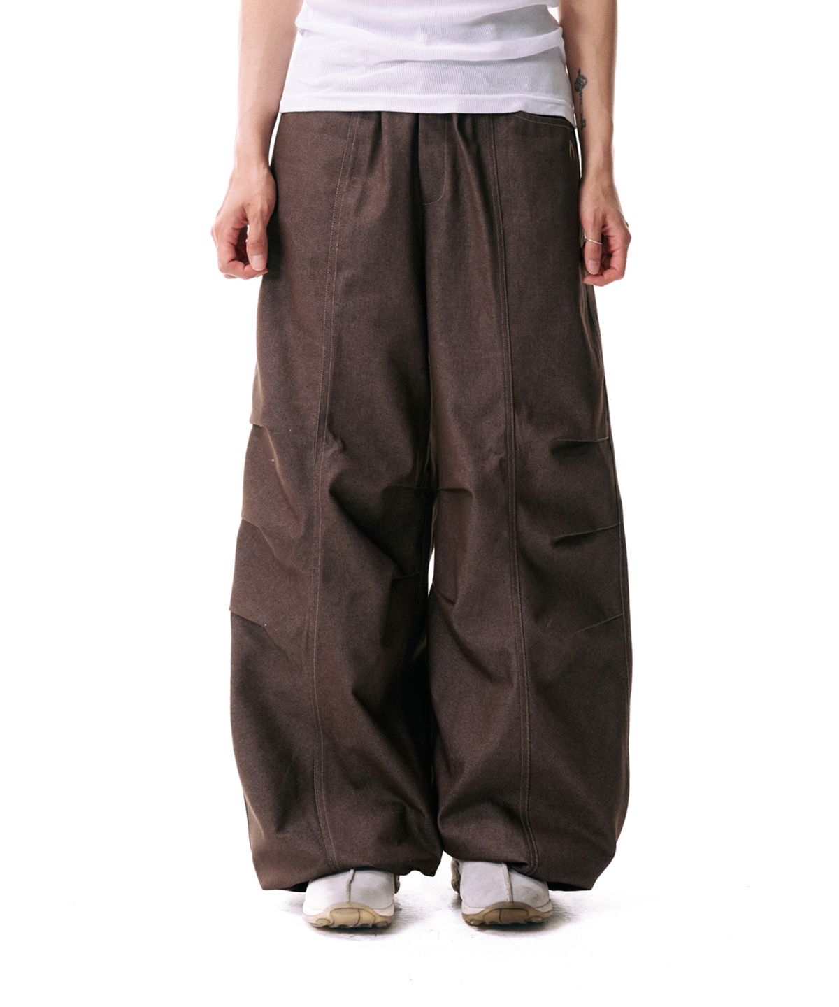 아캄(AAKAM) Knee Pin-tuck Printed Denim Pants (Brown)