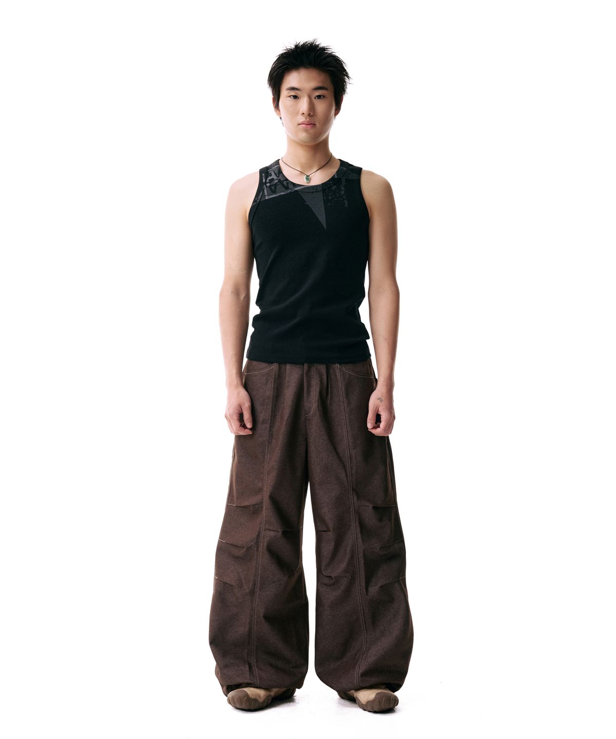 아캄(AAKAM) Knee Pin-tuck Printed Denim Pants (Brown)