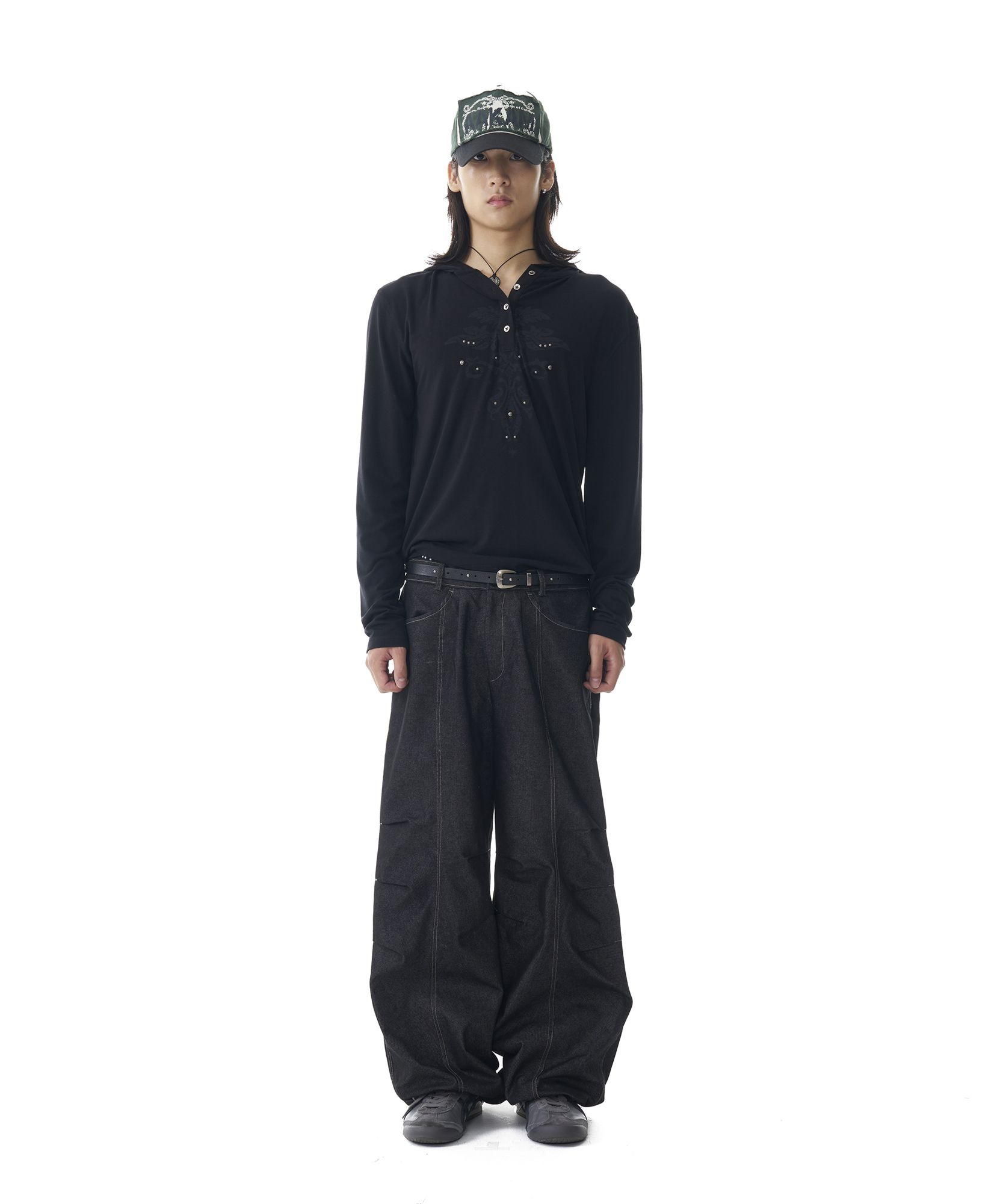 MUSINSA公式 | AAKAM Knee Pin-tuck Printed Denim Pants (Black)