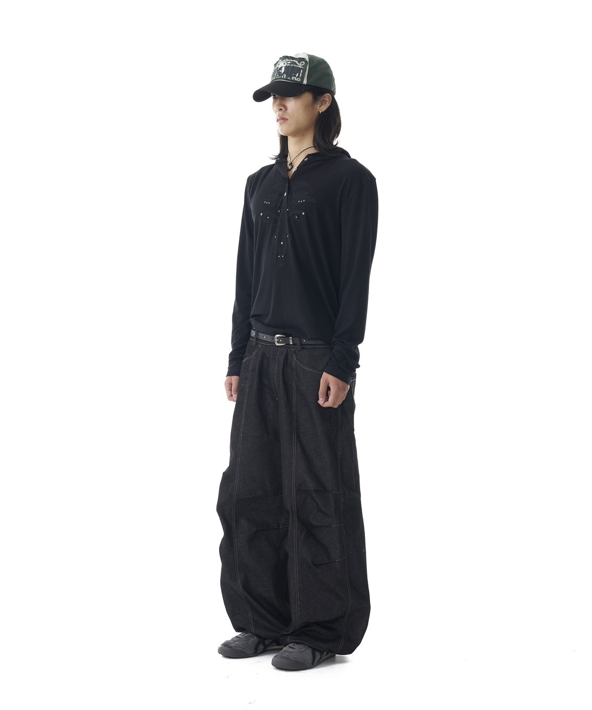 아캄(AAKAM) Knee Pin-tuck Printed Denim Pants (Black)