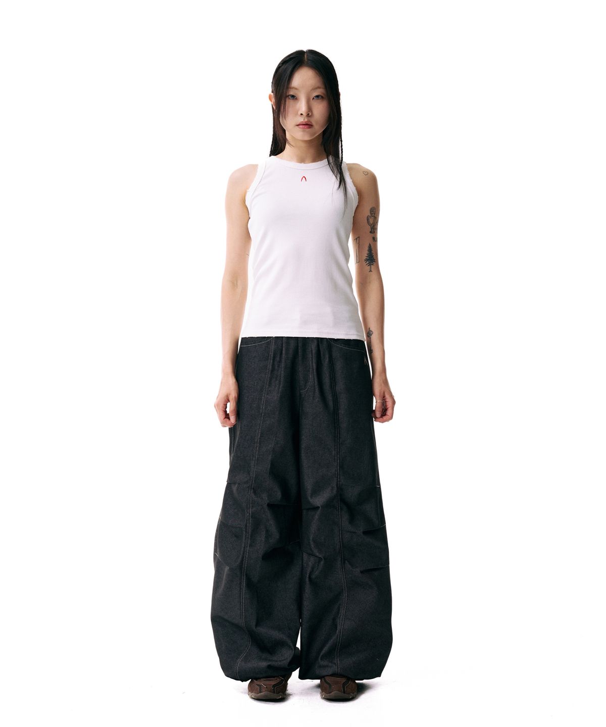 아캄(AAKAM) Knee Pin-tuck Printed Denim Pants (Black)