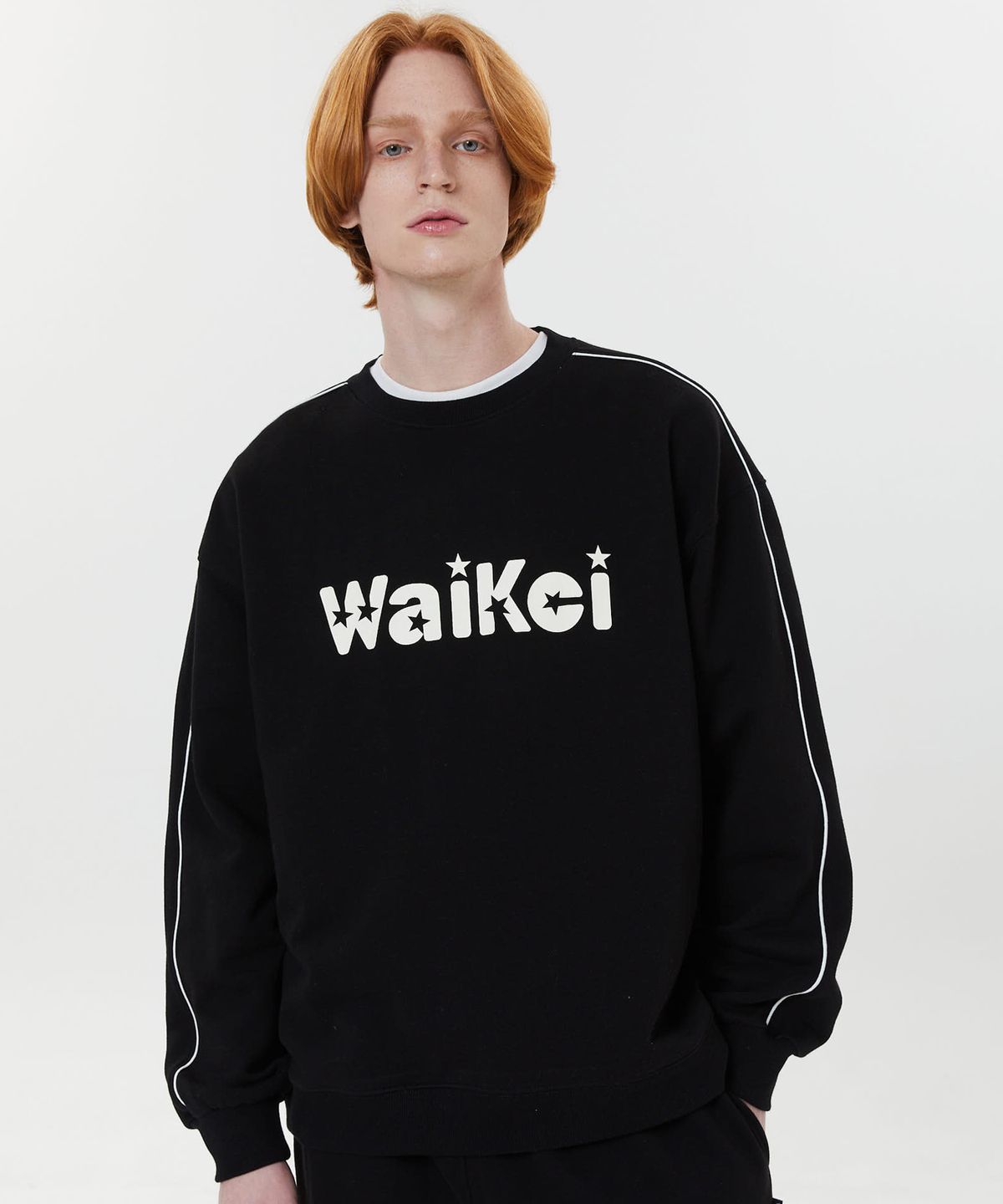 와이케이(WAIKEI) 파이핑 스타 로고 맨투맨 블랙