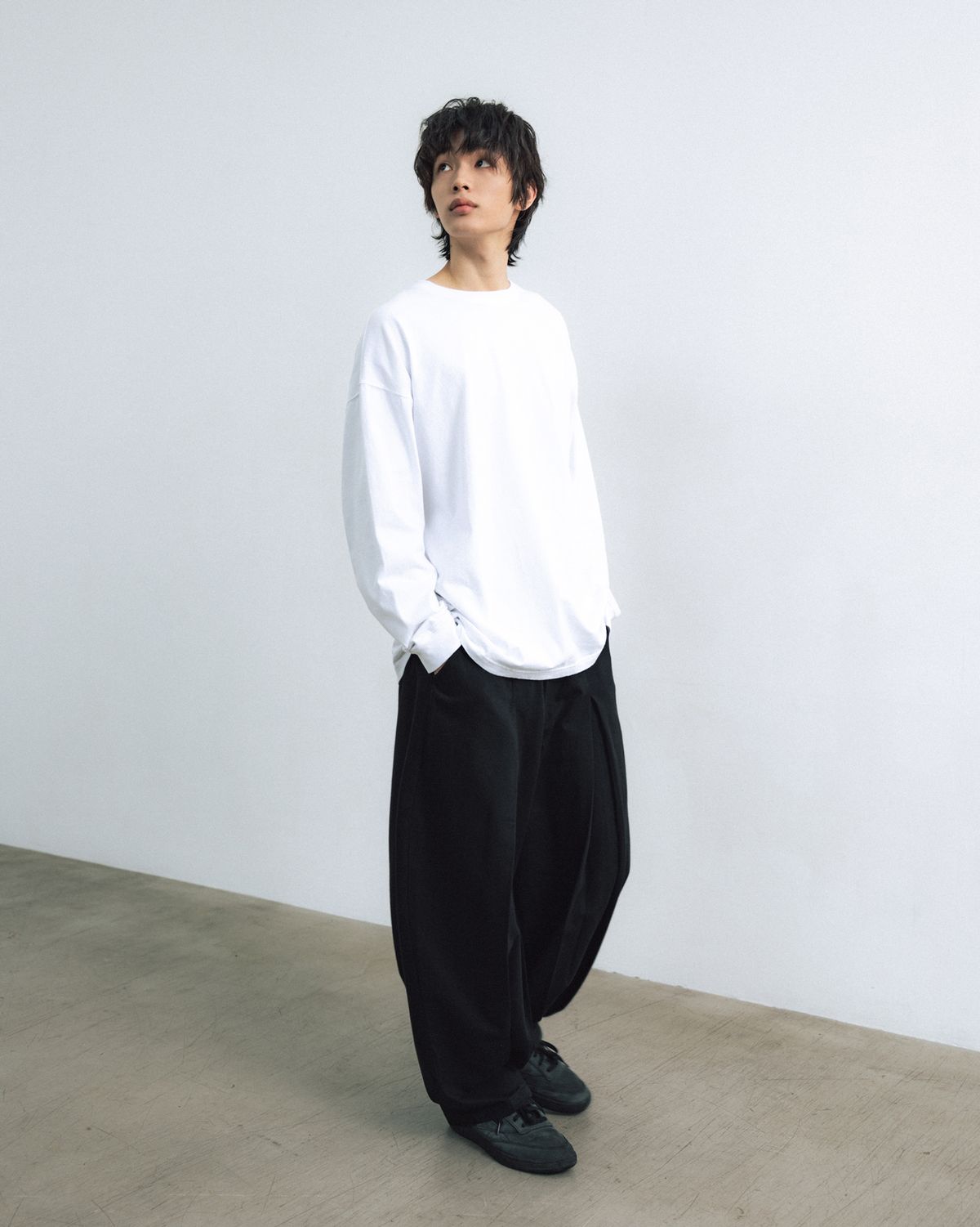 앵글런(ANGLAN) Long Tuck Wing Balloon Pants - Black