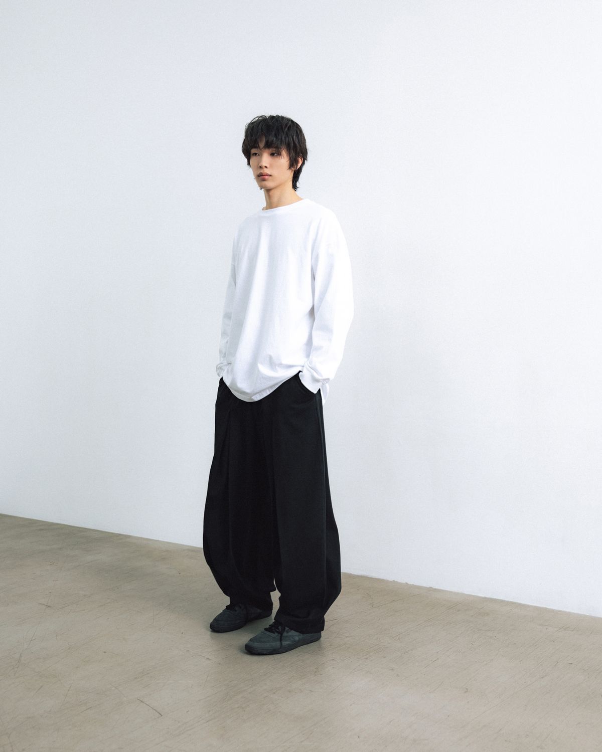 앵글런(ANGLAN) Long Tuck Wing Balloon Pants - Black