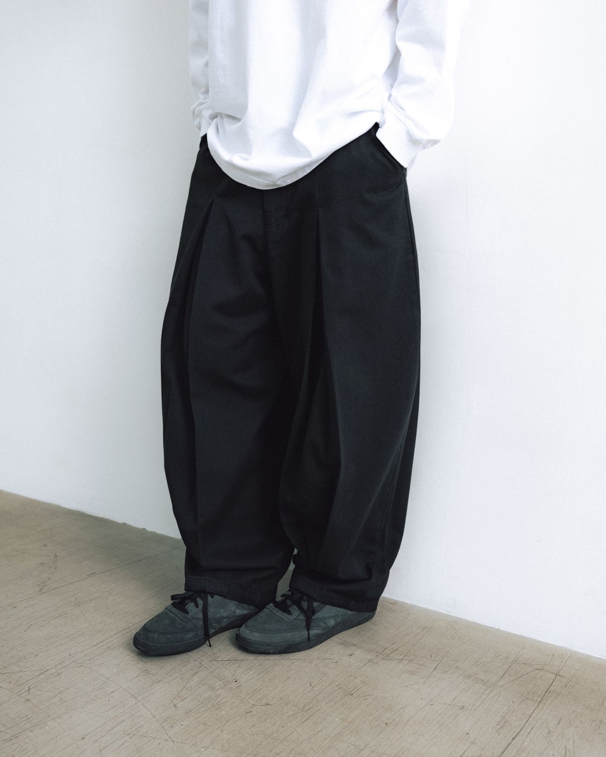 앵글런(ANGLAN) Long Tuck Wing Balloon Pants - Black