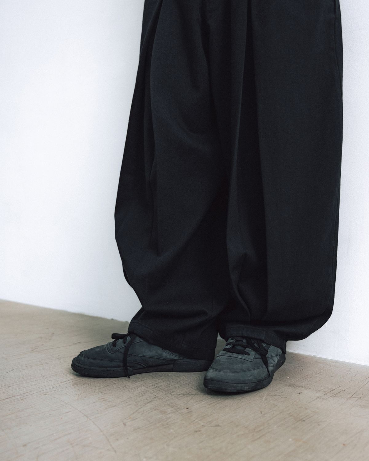 앵글런(ANGLAN) Long Tuck Wing Balloon Pants - Black