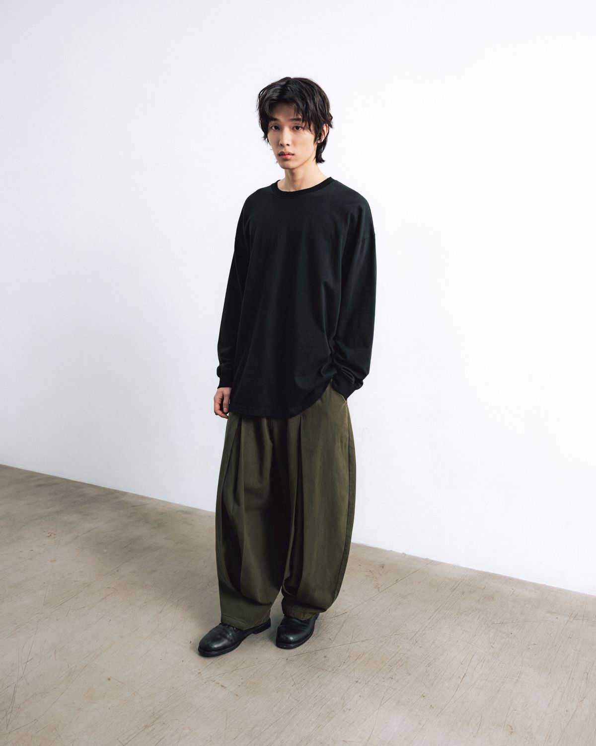 앵글런(ANGLAN) Long Tuck Wing Balloon Pants - Khaki