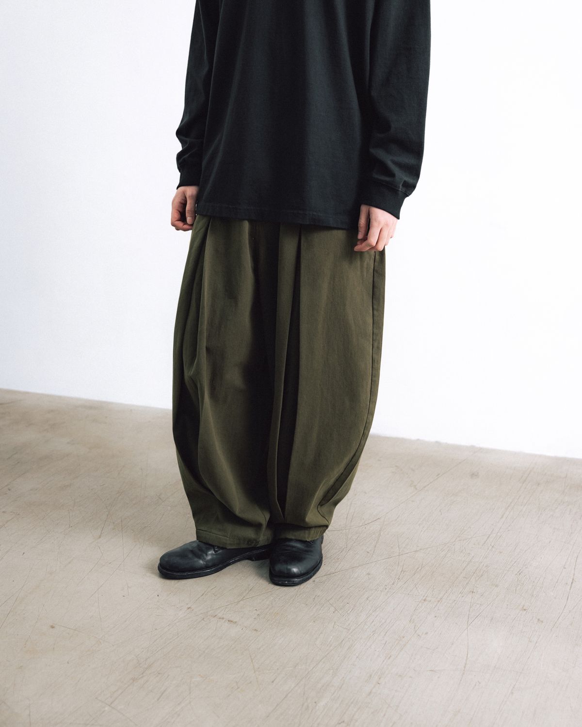 앵글런(ANGLAN) Long Tuck Wing Balloon Pants - Khaki