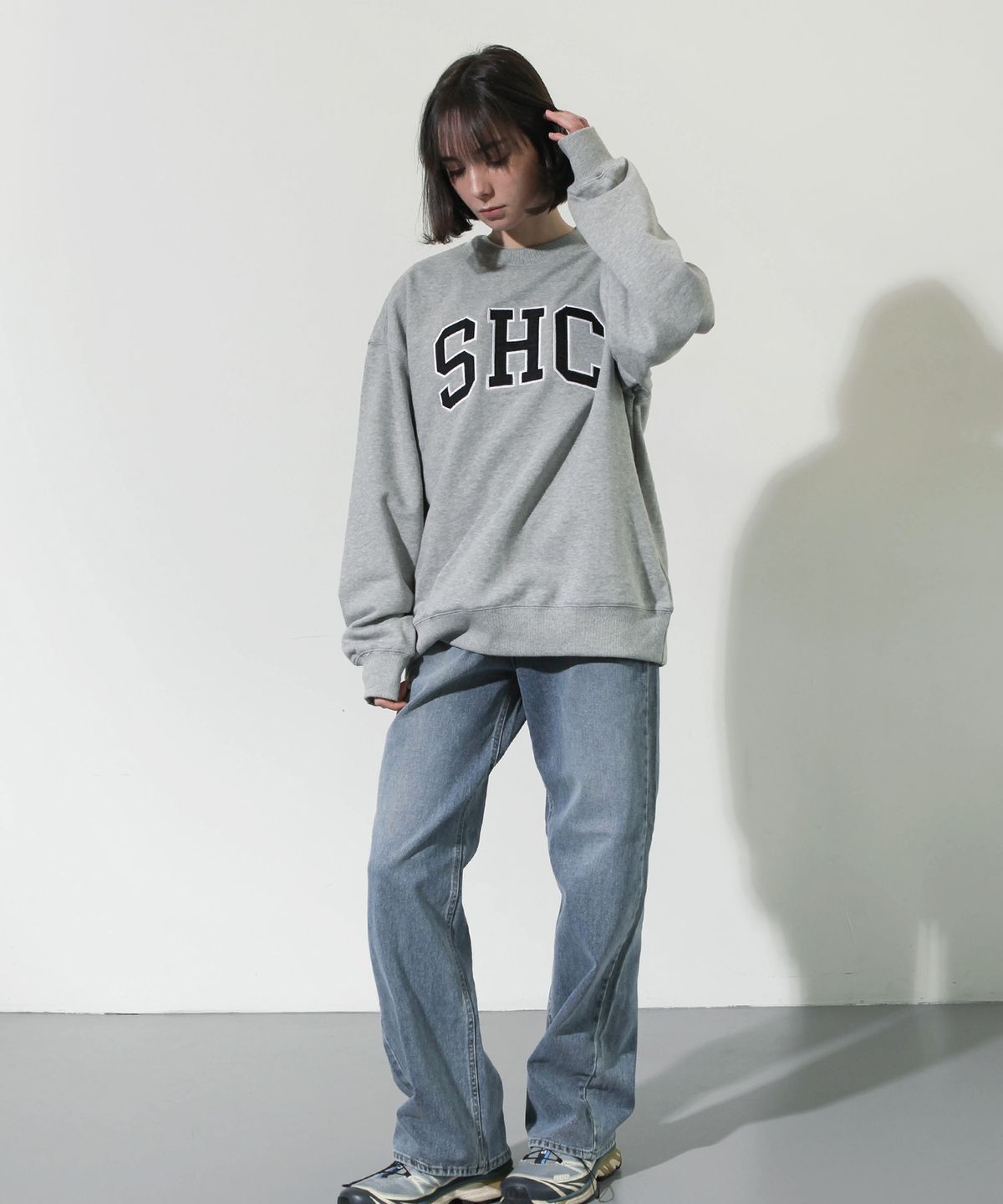 선데이하비클럽(SUNDAY HOBBY CLUB) SHC 로고 스웨트셔츠-그레이