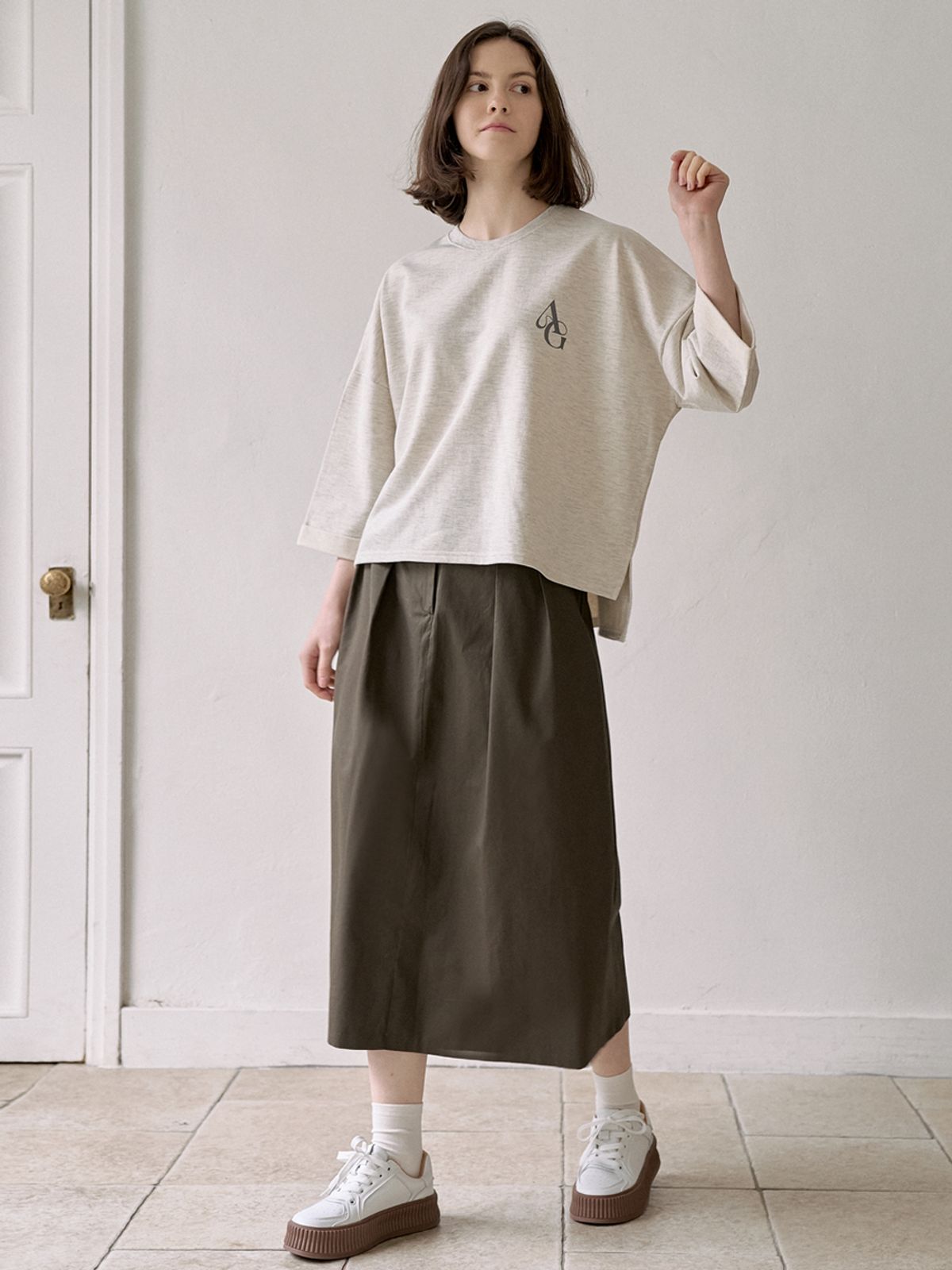 아방(AVANT-G) Turn-up Sleeve Logo T-shirt - IVORY