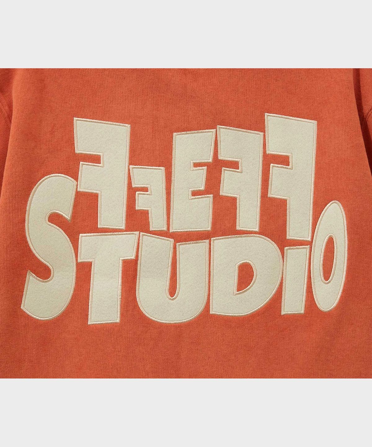페프스튜디오(FFEFF STUDIO) 아플리케 자수 로고 맨투맨 (브릭)