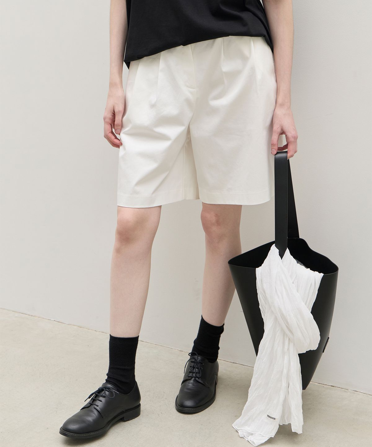 르바(LEVAR) Essential Cotton Half Pants - Off White
