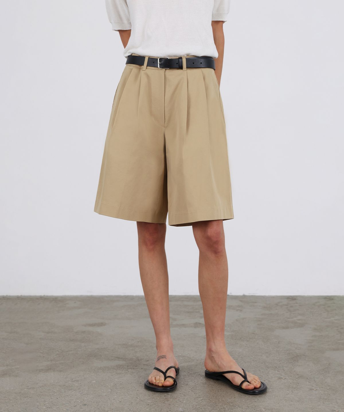 르바(LEVAR) Essential Cotton Half Pants - Beige