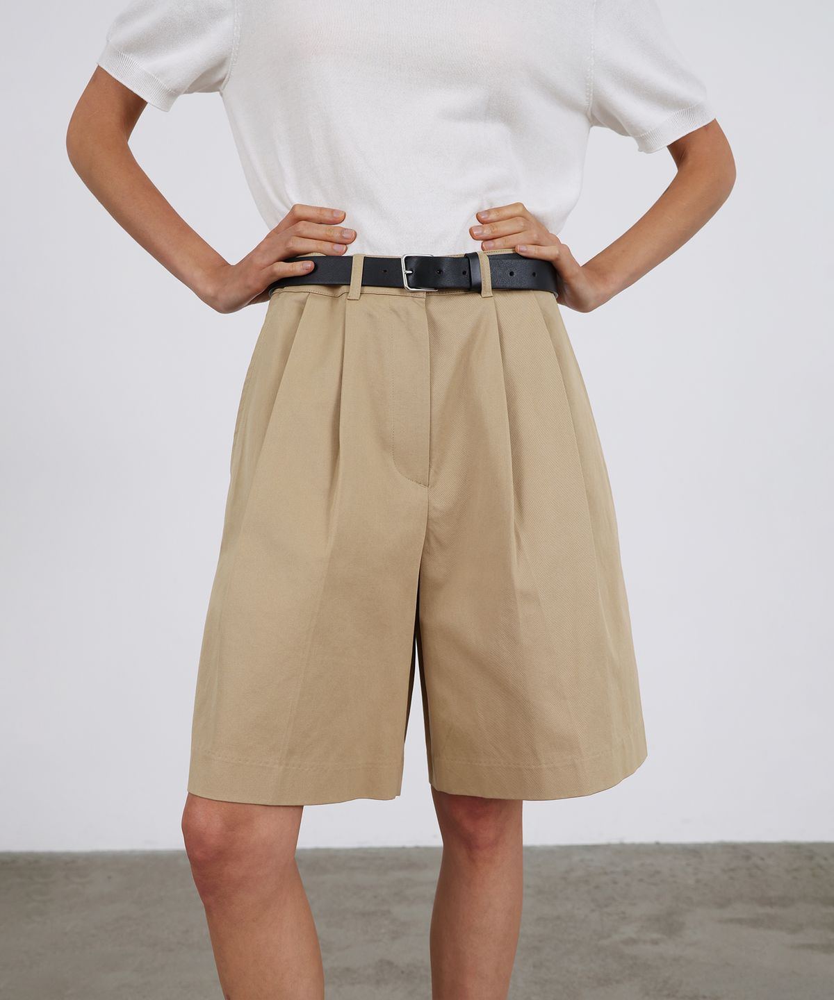 르바(LEVAR) Essential Cotton Half Pants - Beige