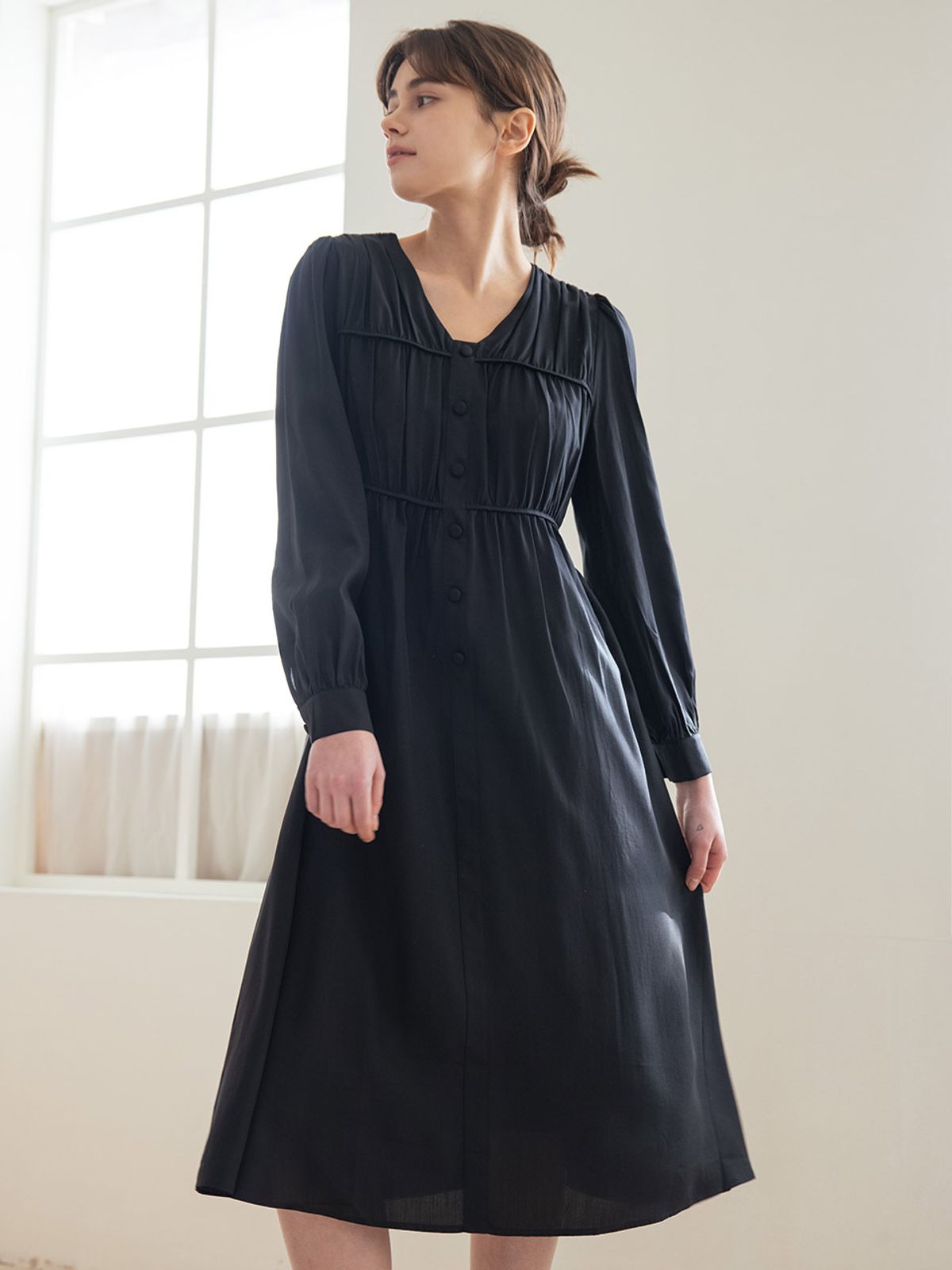 웬스데이딜라잇(WEDNESDAY DELIGHT) WED_Button v-neck pleated dress_BLACK