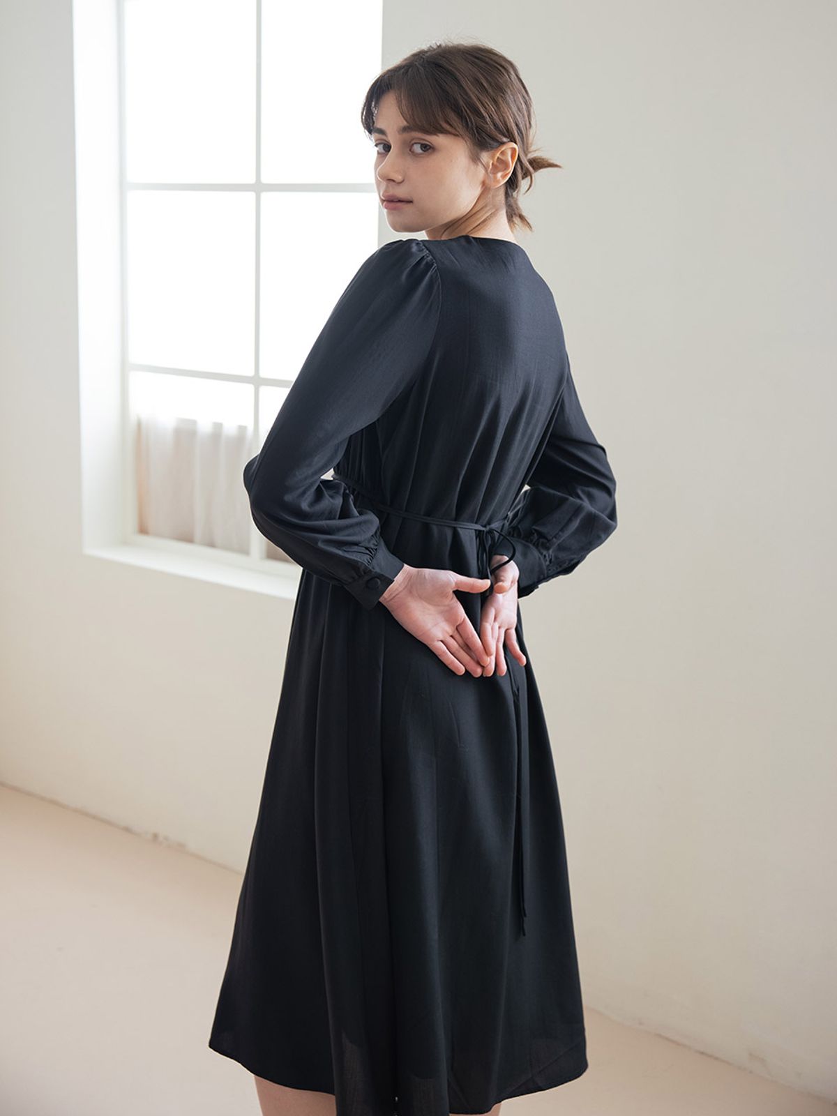웬스데이딜라잇(WEDNESDAY DELIGHT) WED_Button v-neck pleated dress_BLACK