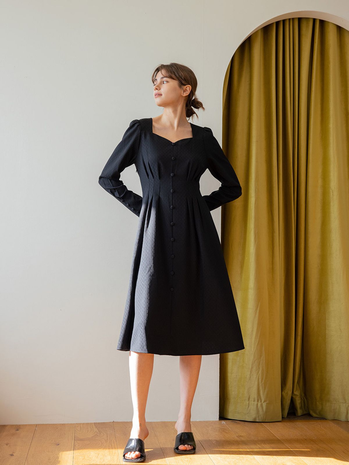웬스데이딜라잇(WEDNESDAY DELIGHT) WED_Peach collar waist pleated dress_BLACK