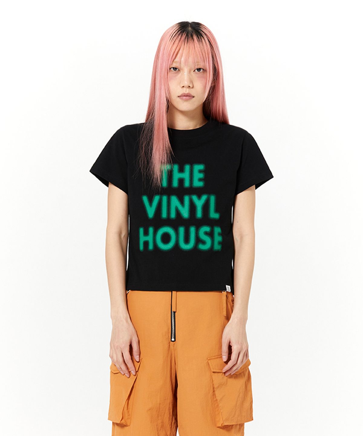 더바이닐하우스(THEVINYLHOUSE) SPRAY LOGO TEE BLACK (VH2DSUT500A)