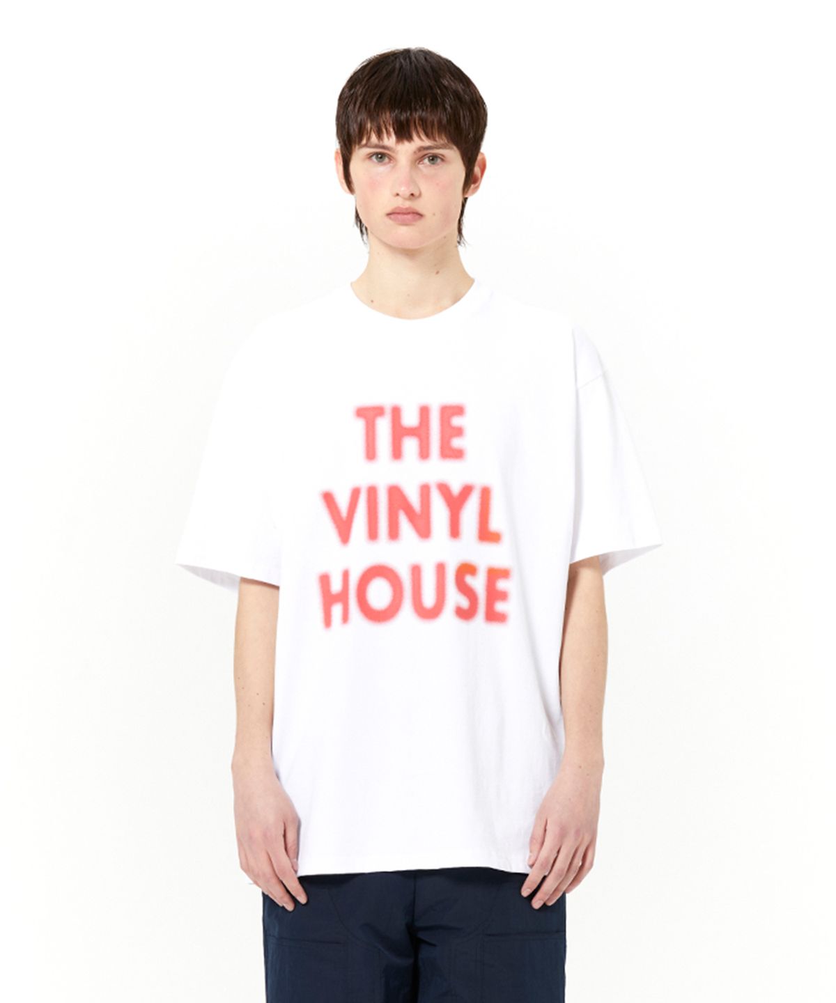 더바이닐하우스(THEVINYLHOUSE) SPRAY LOGO TEE WHITE (VH2DSUT500A)