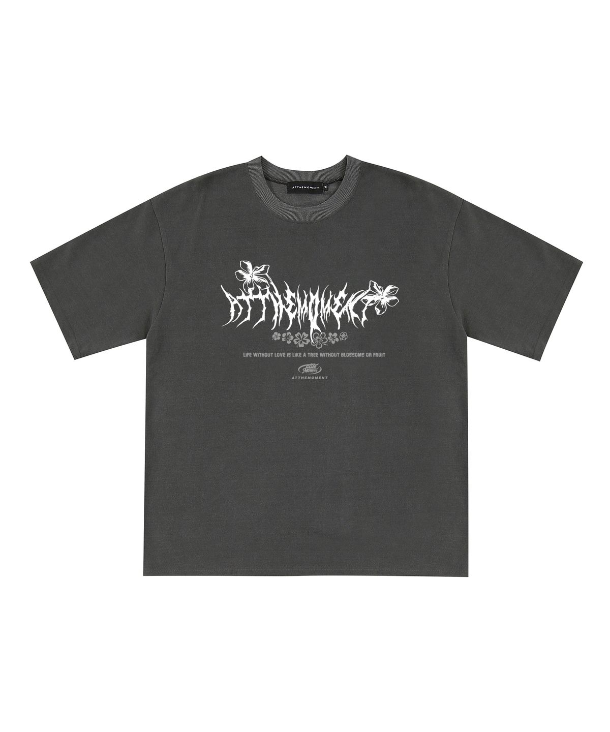 앳 더 모먼트(AT THE MOMENT) 플라워 로고 피그먼트 반팔티 (CHARCOAL)