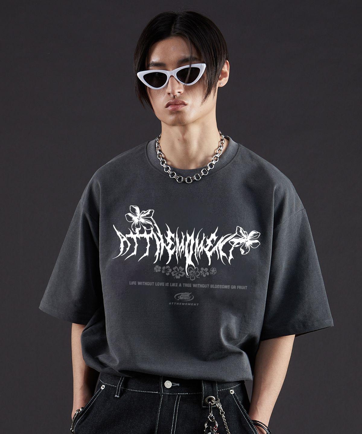 앳 더 모먼트(AT THE MOMENT) 플라워 로고 피그먼트 반팔티 (CHARCOAL)