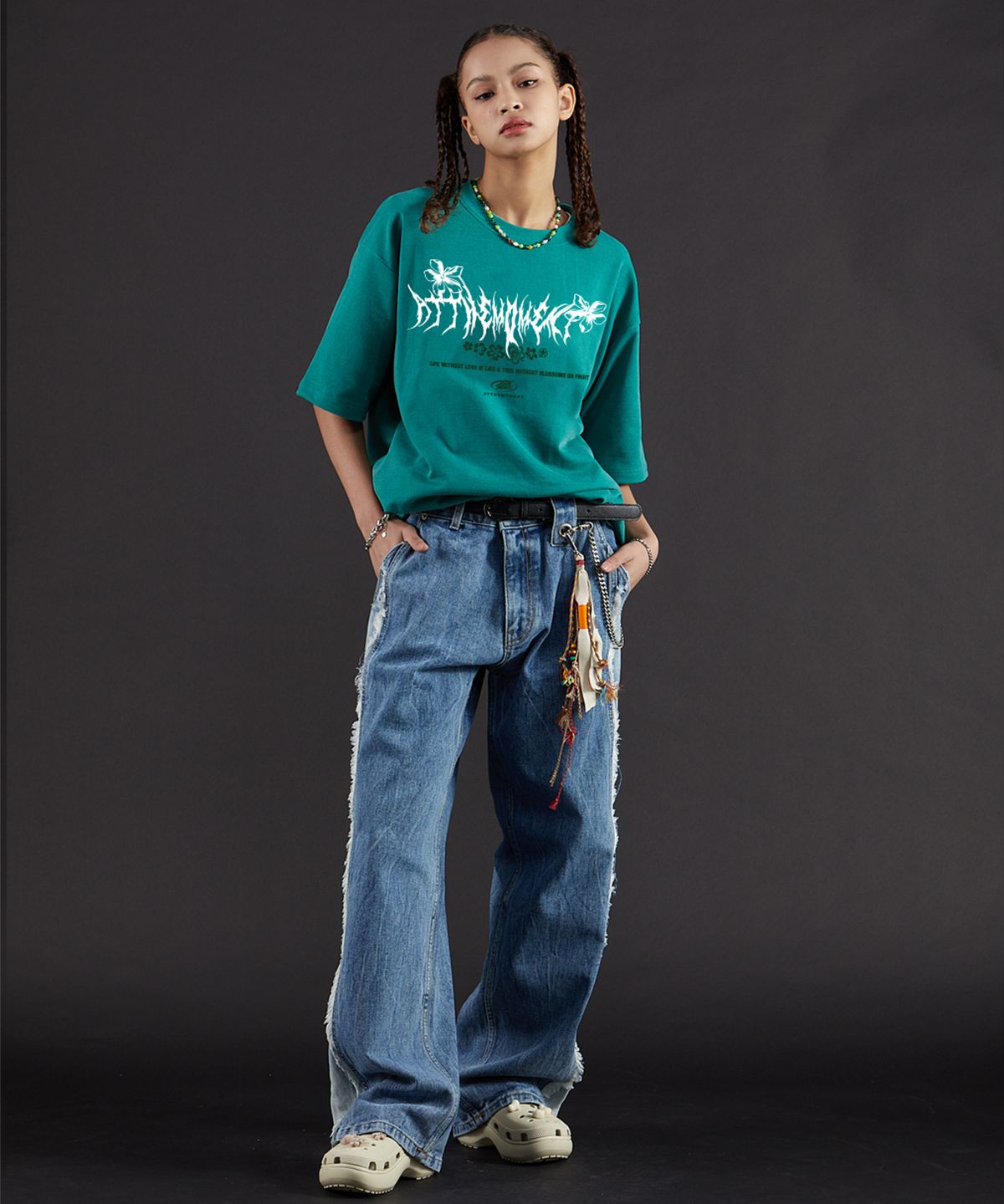 앳 더 모먼트(AT THE MOMENT) 플라워 로고 피그먼트 반팔티 (VINTAGE GREEN)