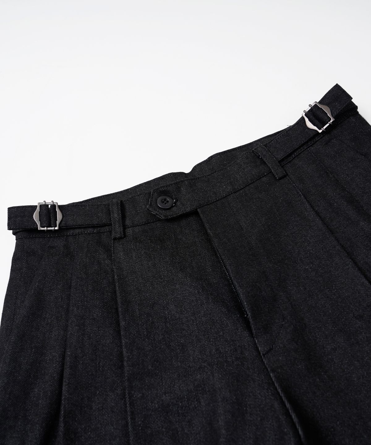 프리즘웍스(FRIZMWORKS) SIDE ADJUST TWO TUCK DENIM PANTS _ BLACK