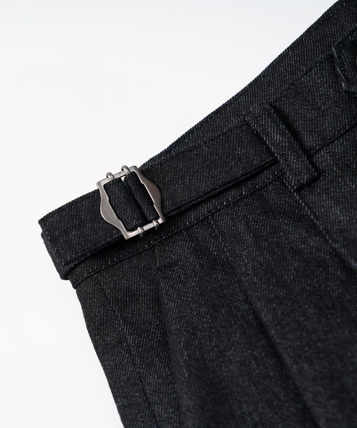 프리즘웍스(FRIZMWORKS) SIDE ADJUST TWO TUCK DENIM PANTS _ BLACK