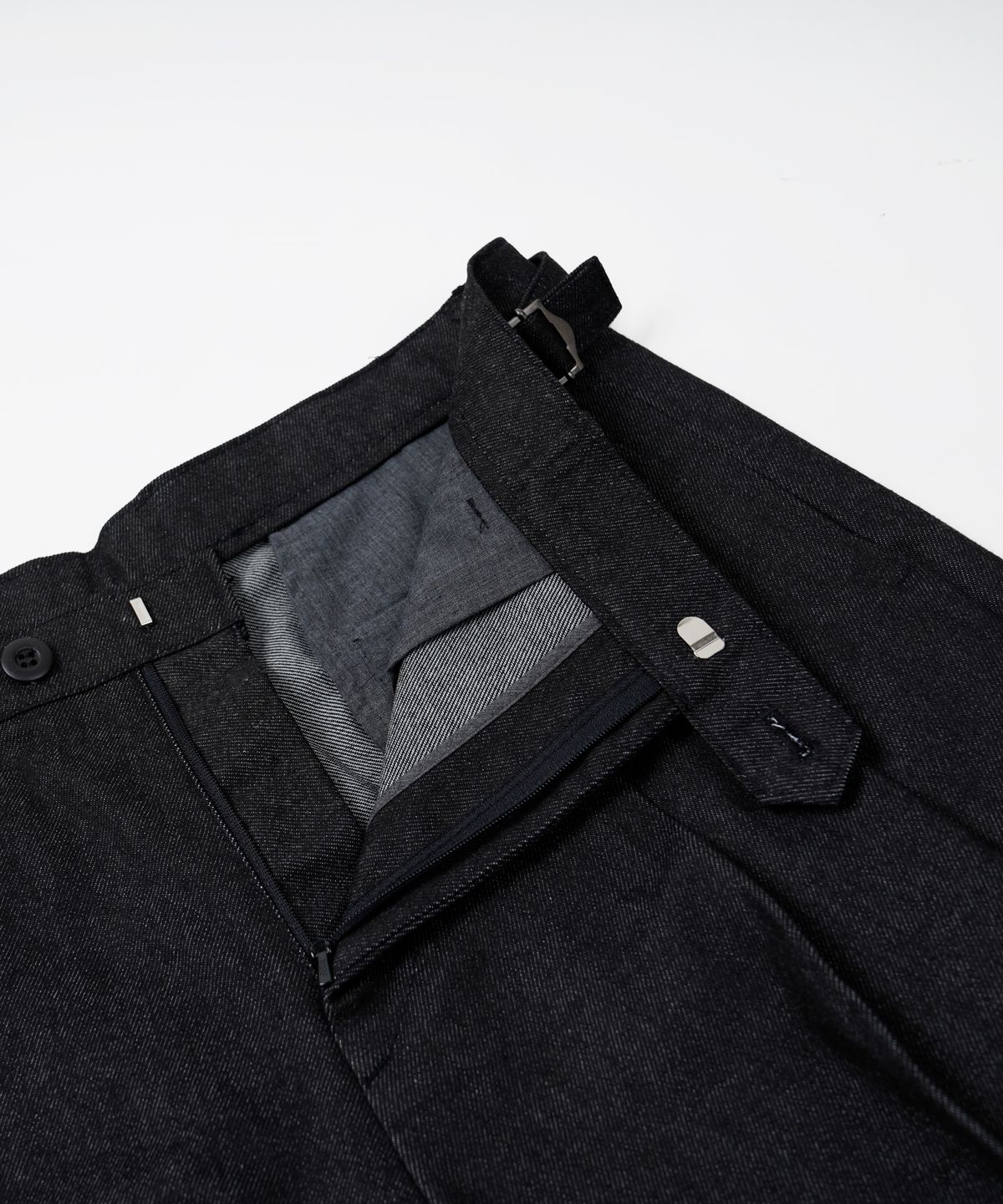 프리즘웍스(FRIZMWORKS) SIDE ADJUST TWO TUCK DENIM PANTS _ BLACK