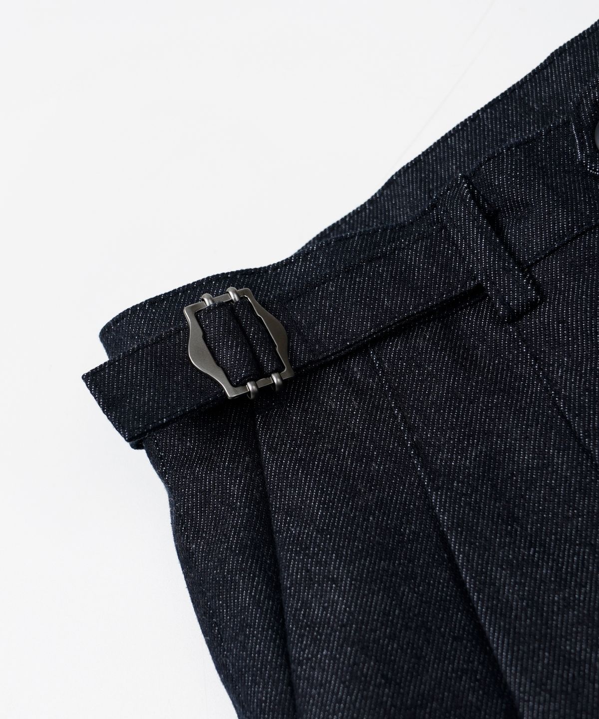 프리즘웍스(FRIZMWORKS) SIDE ADJUST TWO TUCK DENIM PANTS _ INDIGO