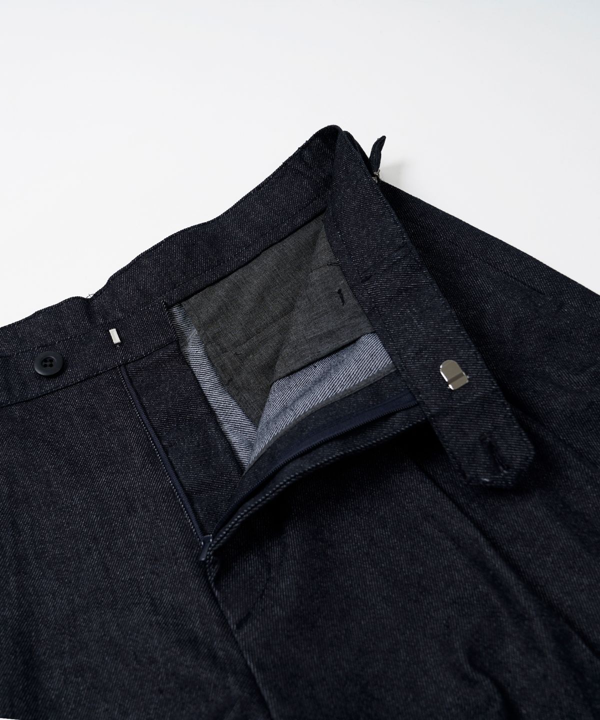 프리즘웍스(FRIZMWORKS) SIDE ADJUST TWO TUCK DENIM PANTS _ INDIGO