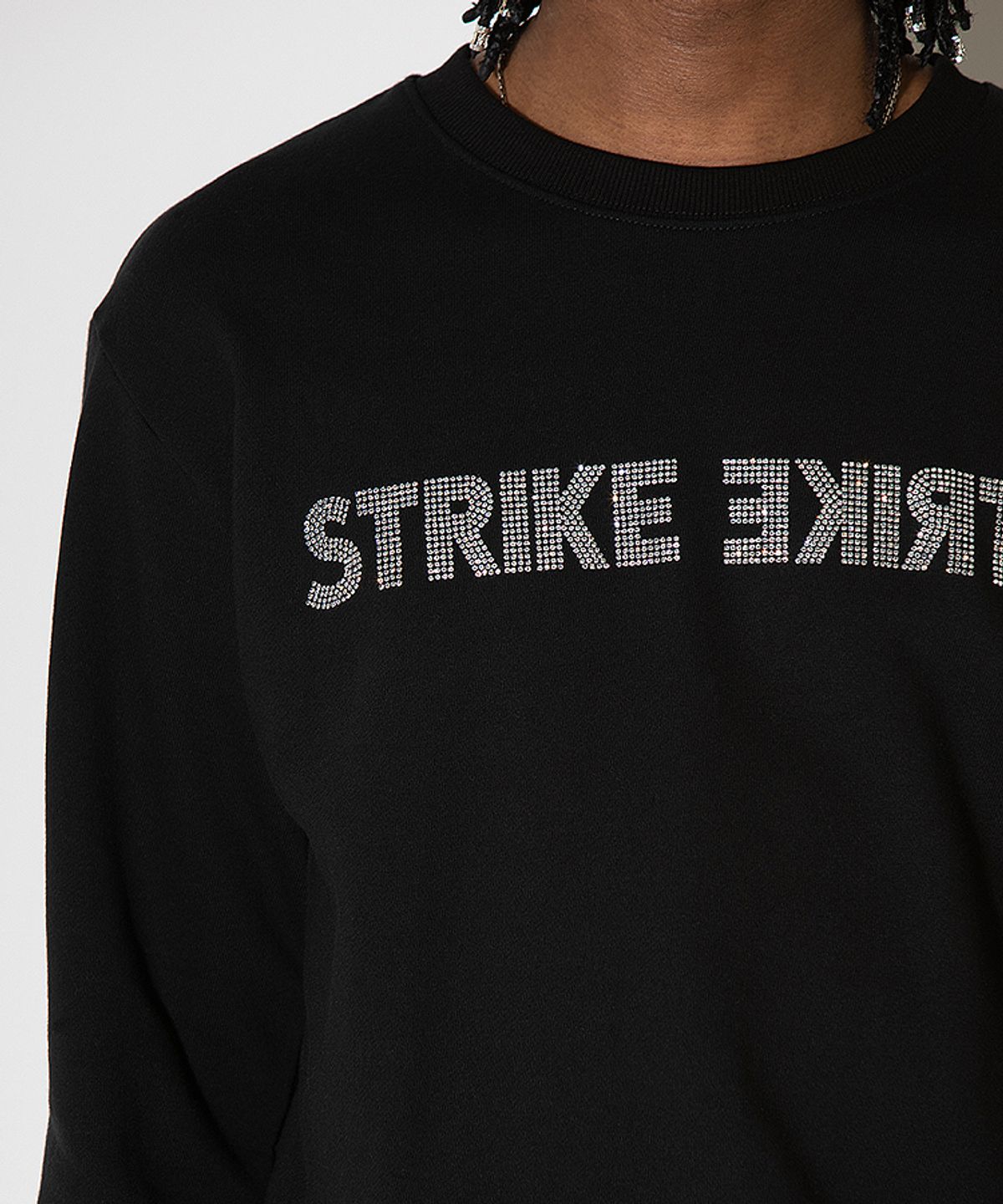 스트라이크(STRIKE) 스페셜리티 크리스탈 리버설 로고 스웨트 셔츠 (BLACK)