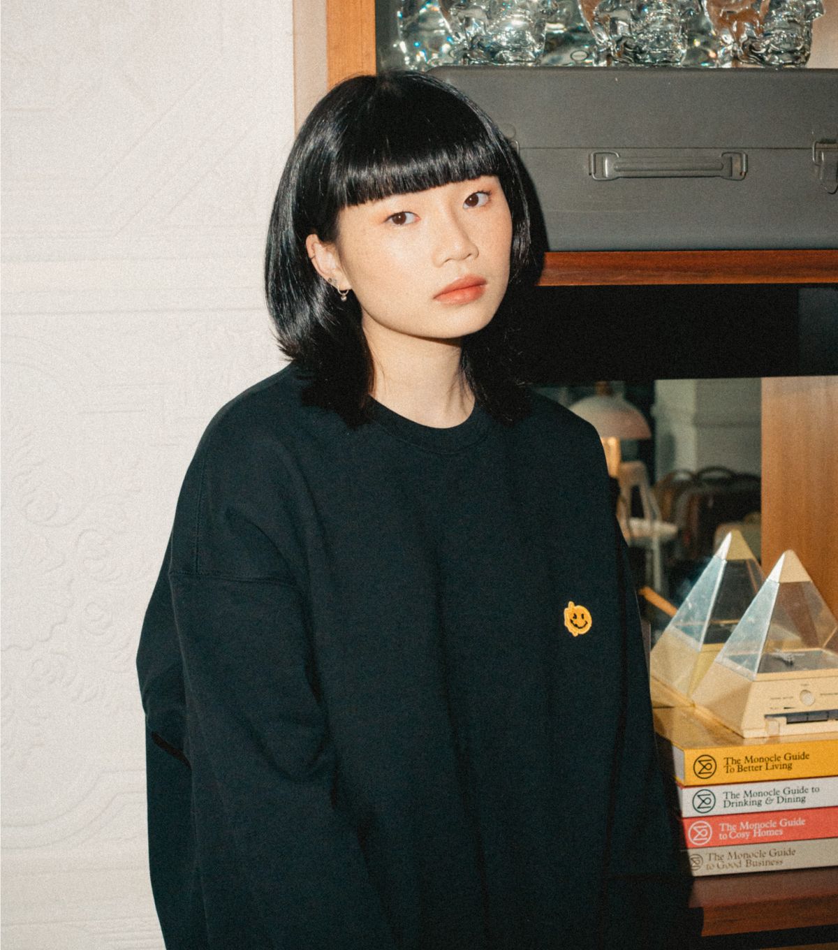 하이야(HAIYA) 스마일 패치 스웨트셔츠 - 블랙