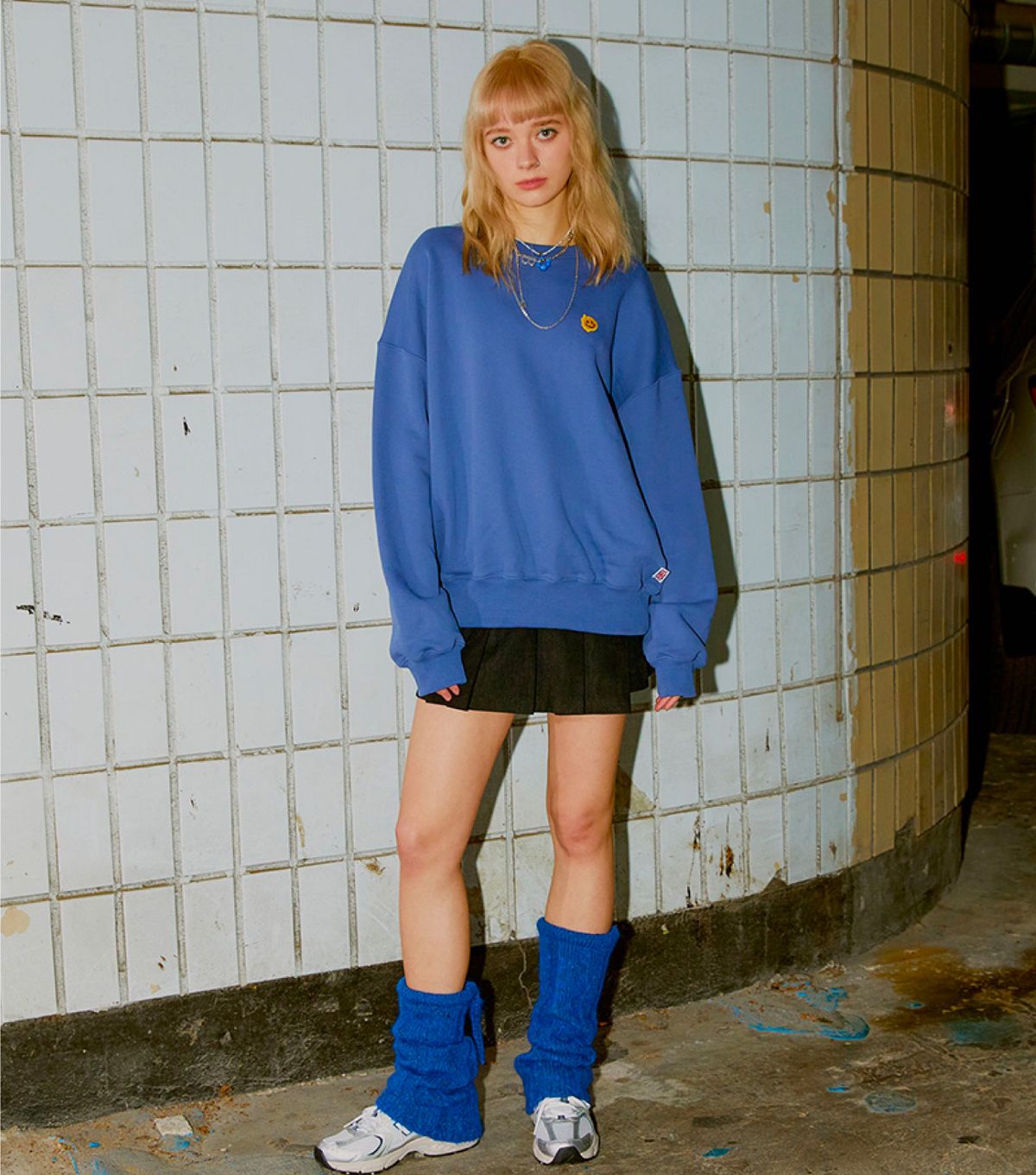 하이야(HAIYA) 스마일 패치 스웨트셔츠 - 런던블루