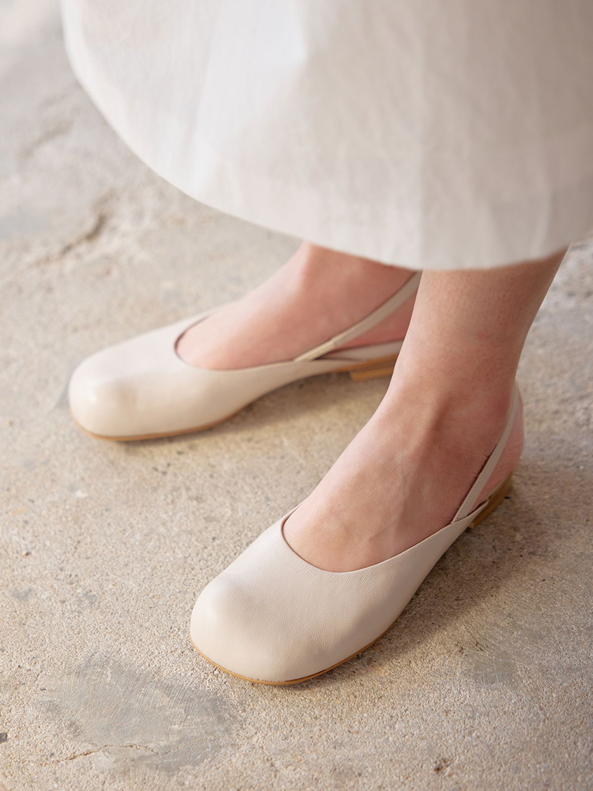 바이언스(BYEUUNS) BMP22209 PEBBLE SKINNY SLINGBACK   / 2 color