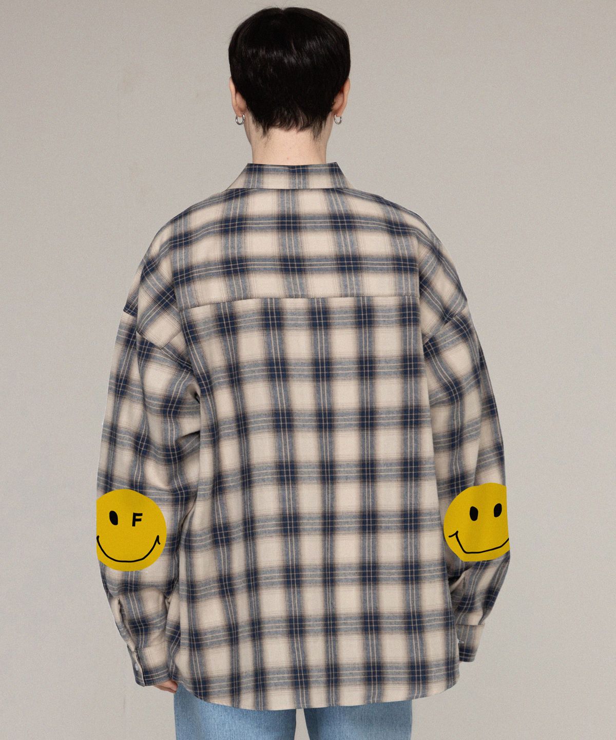 그레이버(GRAVER) [UNISEX]엘보우 도트 스마일 오버핏 체크셔츠_크림
