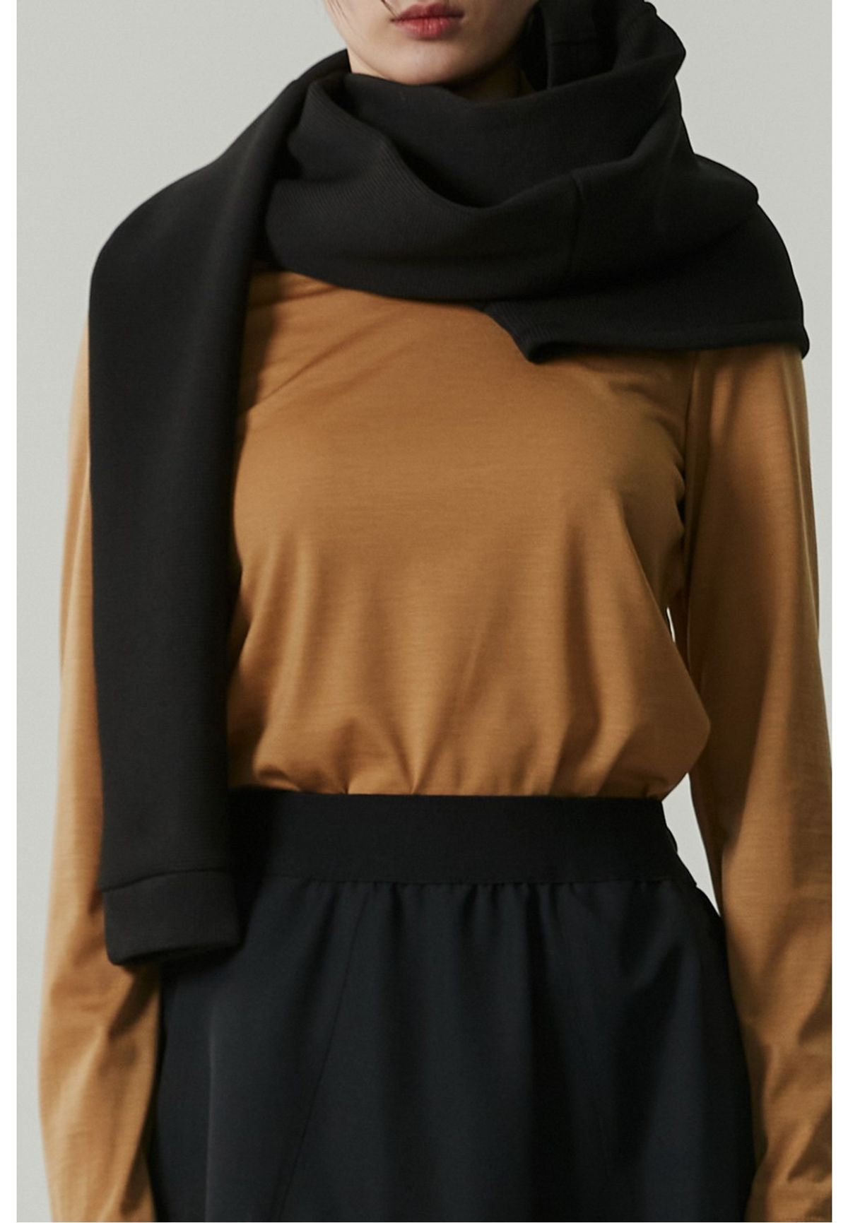 래코드(RECODE) Asymmetry Sleeve Muffler (Over Fit)_RYAAA22801BKX